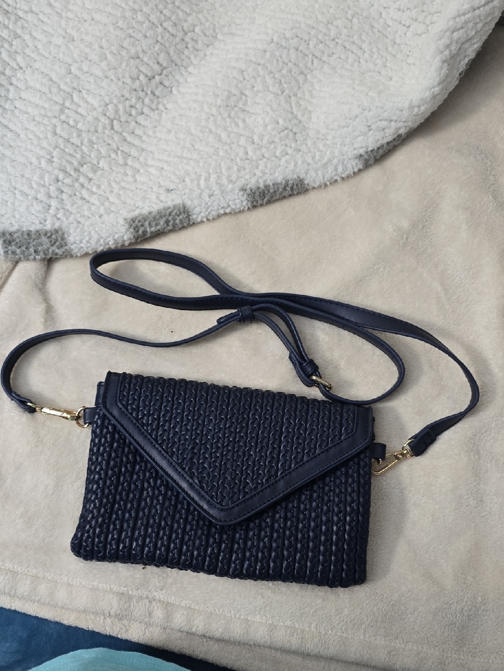 Urban Expressions Woven Envelope Crossbody Bag in Navy